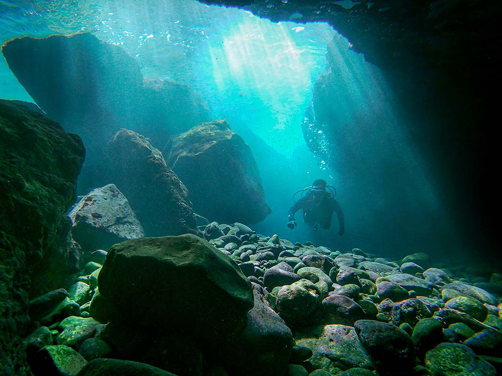 Inmersion guiada buceando en las cavernas del Balito, Tenerife
